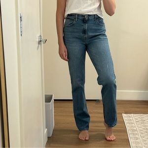Abercrombie Ultra High Rise 90s Straight Jean in 29Long